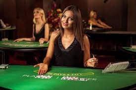 Dealer casino profesional dalam sesi permainan live roulette dengan suasana interaktif
